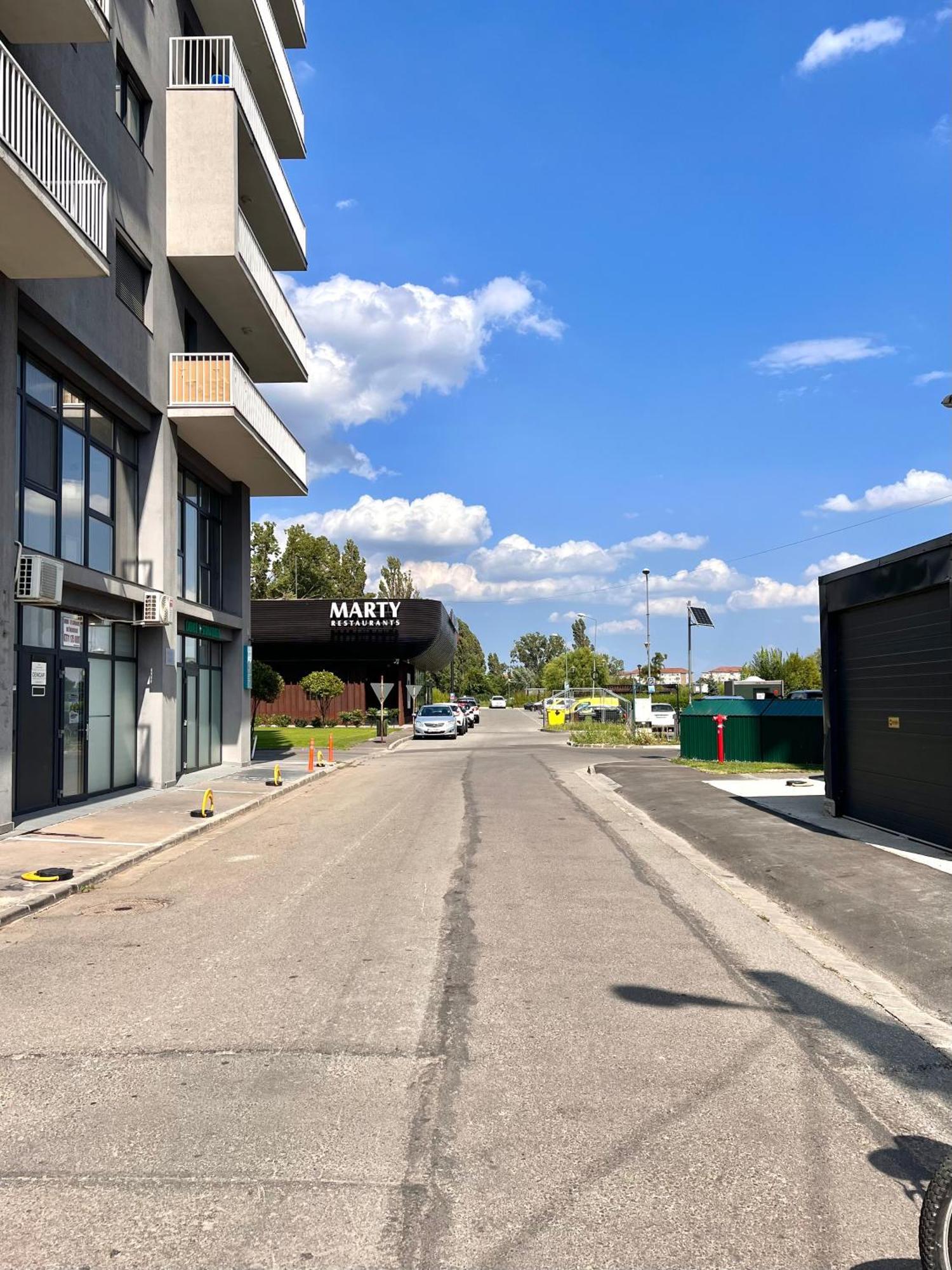 Apartament Madeira Lägenhet Oradea Exteriör bild